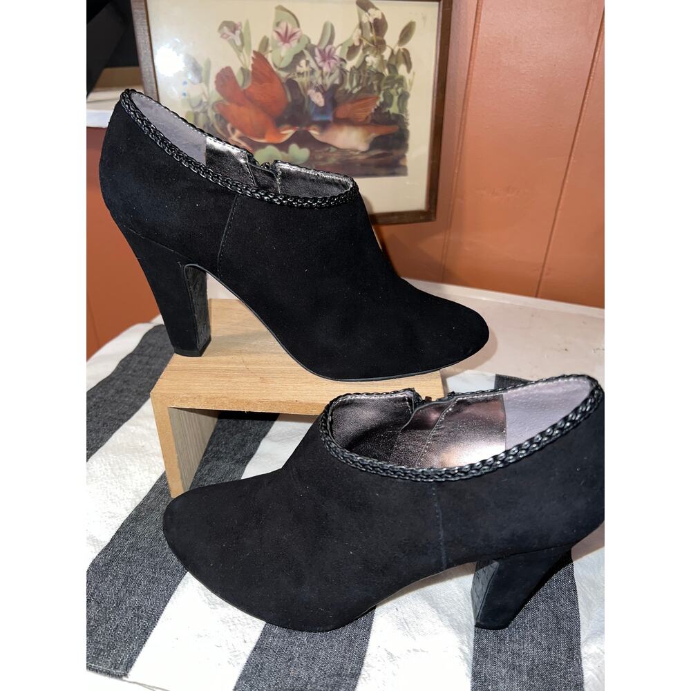TAHARI SUEDE "ROSALEE" BOOTIE HEEL - SZ. 9